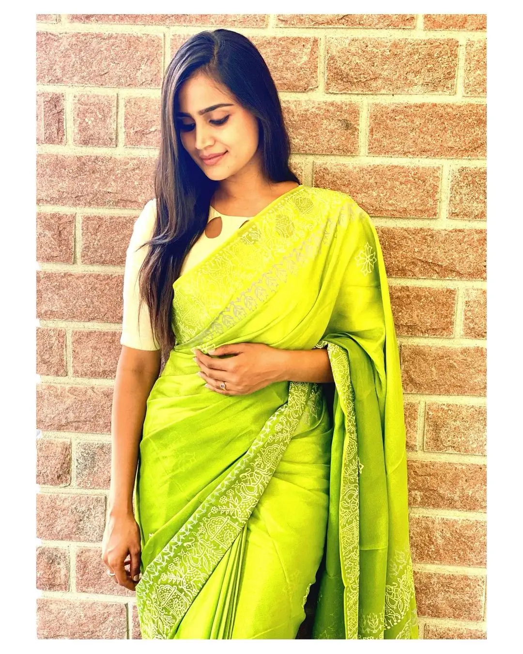 INDIAN GIRL KAVYA SHREE IN TRADITIONAL GREEN SAREE WHITE BLOUSE 6